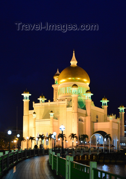 brunei9: Bandar Seri Begawan, Brunei Darussalam: Sultan Omar Ali Saifuddin mosque and footbridge at night - photo by M.Torres - (c) Travel-Images.com - Stock Photography agency - Image Bank