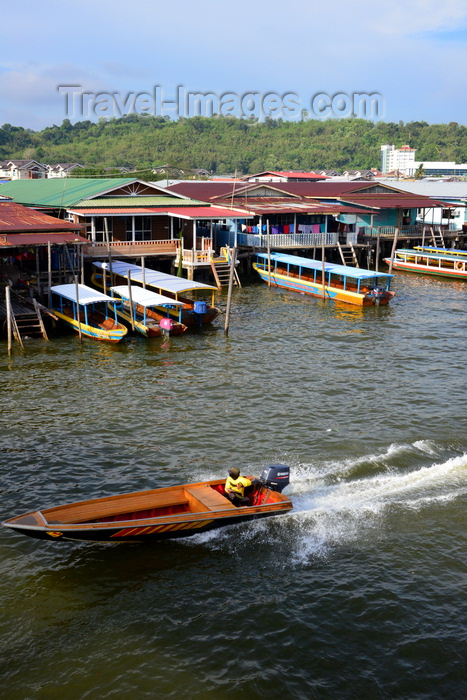 brunei92: Bandar Seri Begawan, Brunei Darussalam: water taxi passing and water buses moored - Kampung Ayer water village - photo by M.Torres - (c) Travel-Images.com - Stock Photography agency - Image Bank