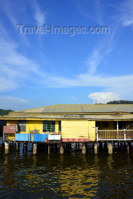 brunei97: Bandar Seri Begawan, Brunei Darussalam: house on stilts at Kampong Ayer water village, a de facto town of 40.000 residents - photo by M.Torres - (c) Travel-Images.com - Stock Photography agency - Image Bank