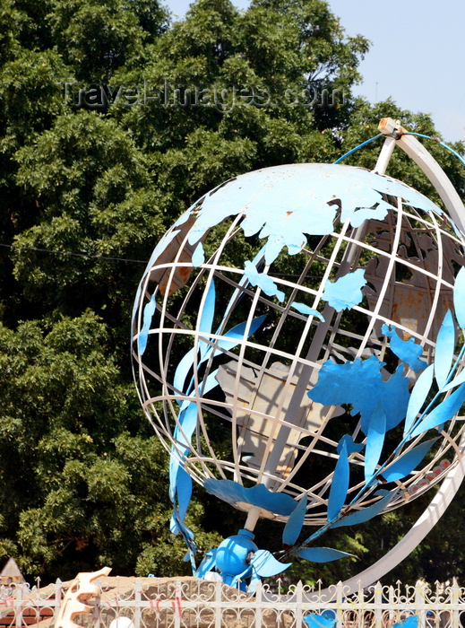 burkina-faso14: Ouagadougou, Burkina Faso: globe at the center of the UN Roundabout / Rond-point des Nation Unies - Nelson Mandela Avenue - photo by M.Torres - (c) Travel-Images.com - Stock Photography agency - Image Bank