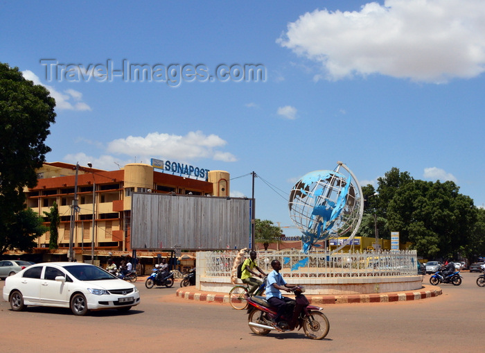 burkina-faso15: Ouagadougou, Burkina Faso: traffic on UN Roundabout / Rond-point des Nation Unies with is central globe and the post office building, Sonapost - Nelson Mandela Avenue - photo by M.Torres - (c) Travel-Images.com - Stock Photography agency - Image Bank