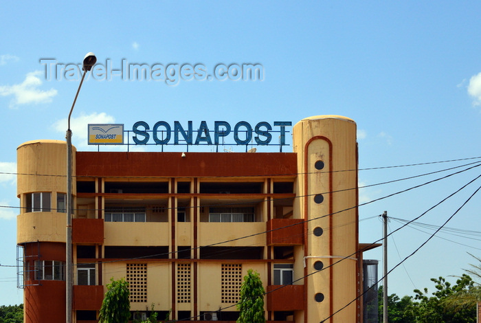 burkina-faso16: Ouagadougou, Burkina Faso:the post office building, Sonapost, Société Nationale des Postes du Burkina Faso, member of the West African Postal Conference -  UN Roundabout / Rond-point des Nation Unies, Nelson Mandela Avenue - photo by M.Torres - (c) Travel-Images.com - Stock Photography agency - Image Bank