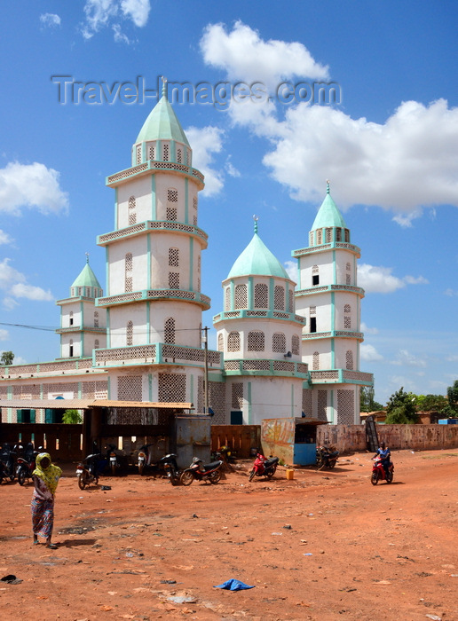 burkina-faso17: Ouagadougou; Burkina Faso: whitewashed mosque on Kanti Zoobre street, a dirt road - photo by M.Torres - (c) Travel-Images.com - Stock Photography agency - Image Bank