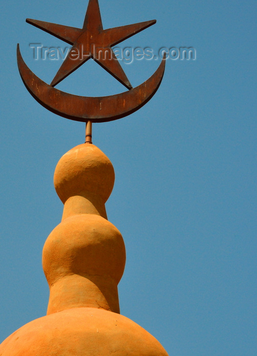 burkina-faso2: Ouagadougou, Burkina Faso: Grand Mosque of Ouagadougou - Crescent and star against the sky - clay color dome of the sunni temple on Yennenga avenue - photo by M.Torres - (c) Travel-Images.com - Stock Photography agency - Image Bank