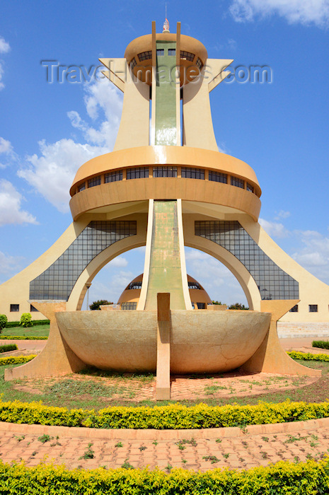 burkina-faso21: Ouagadougou, Burkina Faso: Martyr's Monument aka Monument to the National Heroes in vibrant light, Ouaga 2000 quarter, an elite diplomatic and residential area - Monument des Martyrs / Mémorial aux Héros nationaux - photo by M.Torres - (c) Travel-Images.com - Stock Photography agency - Image Bank