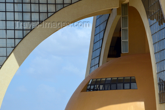 burkina-faso25: Ouagadougou, Burkina Faso: under the Martyr's Monument aka Monument to the National Heroes, Ouaga 2000 quarter, Place de l'Afrique - Mémorial aux Héros nationaux - photo by M.Torres - (c) Travel-Images.com - Stock Photography agency - Image Bank