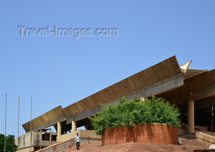 burkina-faso3: Ouagadougou, Burkina Faso: the Central Market / Marché Central - large concrete building on Kadiogo avenue - photo by M.Torres - (c) Travel-Images.com - Stock Photography agency - Image Bank