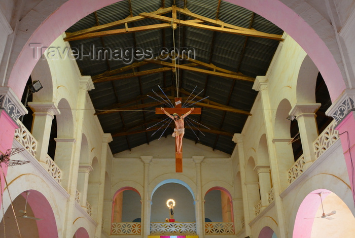 burkina-faso34: Ouagadougou, Burkina Faso: interior of the Catholic Cathedral of the Immaculate Conception of Ouagadougou / Cathédrale de l'Immaculée-Conception de Ouagadougou - nave with crucifix hanging from a roof truss - photo by M.Torres - (c) Travel-Images.com - Stock Photography agency - Image Bank