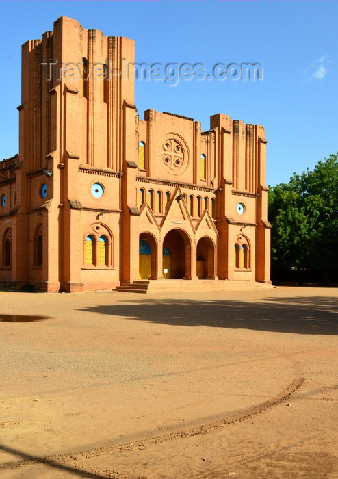 burkina-faso47: Ouagadougou, Burkina Faso: façade of the Catholic Cathedral of the Immaculate Conception of Ouagadougou - built in mudbrick, with two steeples of different heights, neo romanesque style - built by Monseigneur Joanny Thévenoud of the White Fathers - photo by M.Torres - (c) Travel-Images.com - Stock Photography agency - Image Bank