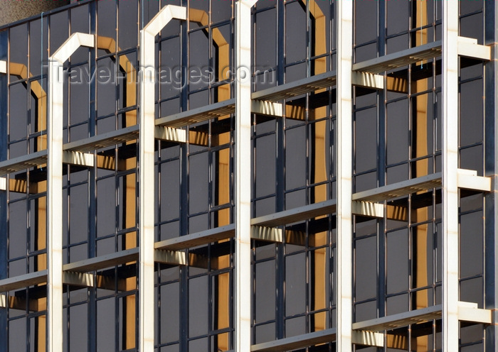 burkina-faso51: Ouagadougou, Burkina Faso: tower of the Central Bank of West African States / Banque Centrale des États de l'Afrique de l'Ouest, BCEAO - detail of the glass façade - Bassawarga avenue, Revolution square - photo by M.Torres - (c) Travel-Images.com - Stock Photography agency - Image Bank