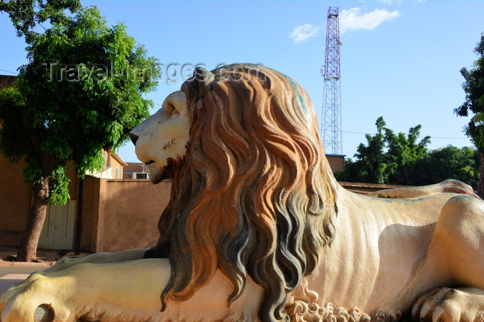 burkina-faso57: Ouagadougou, Burkina Faso: lion sculpture on Avenue de la Nation - photo by M.Torres - (c) Travel-Images.com - Stock Photography agency - Image Bank