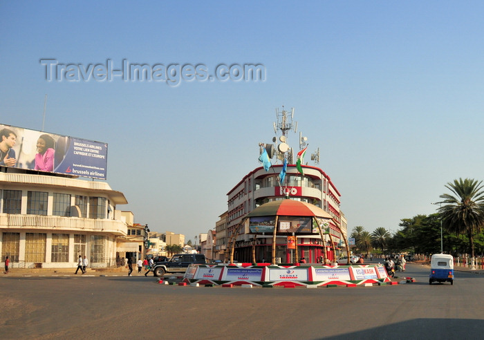 burundi22: Bujumbura, Burundi: round-about with bamboo and colonial architecture - Chaussée Prince Louis Rwagazore and the Chausée Peuple Murundi come together here - photo by M.Torres - (c) Travel-Images.com - Stock Photography agency - Image Bank