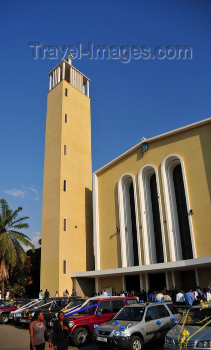 burundi27: Bujumbura, Burundi: Regina Mundi Cathedral - SUVs waiting for wedding parties - Boulevard Patrice Lumumba - photo by M.Torres - (c) Travel-Images.com - Stock Photography agency - Image Bank