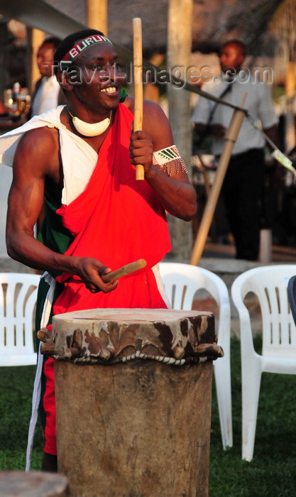 burundi41: Bujumbura, Burundi: Karyenda drum - Burundian drummer, part of a percussion ensemble at a wedding - photo by M.Torres - (c) Travel-Images.com - Stock Photography agency - Image Bank