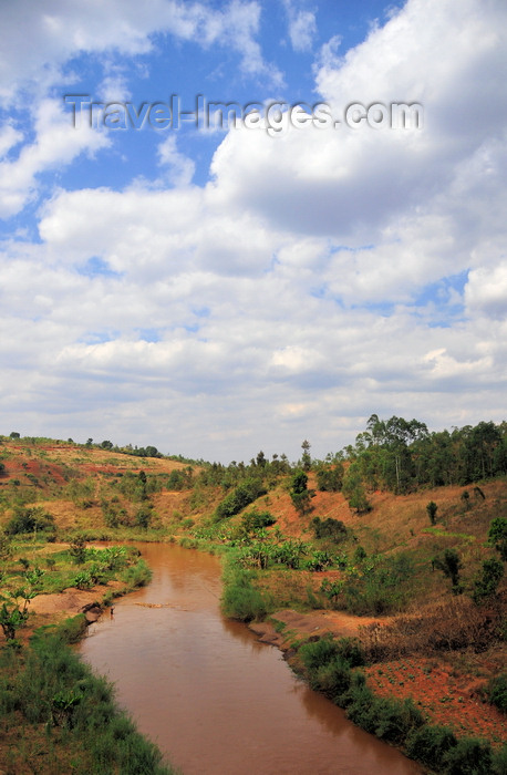 burundi46: Gitega / Kitega, Burundi: Ruvyironza River is a river - the most remote source of the Nile - seen from the RN 2 highway - photo by M.Torres - (c) Travel-Images.com - Stock Photography agency - Image Bank