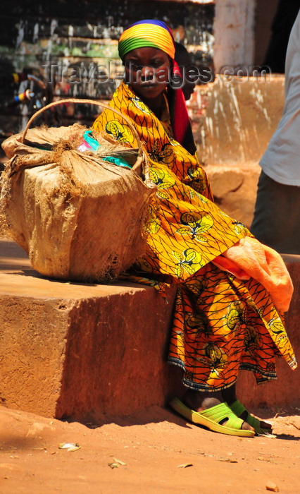 burundi57: Gitega / Kitega, Burundi: woman with her basket - photo by M.Torres - (c) Travel-Images.com - Stock Photography agency - Image Bank