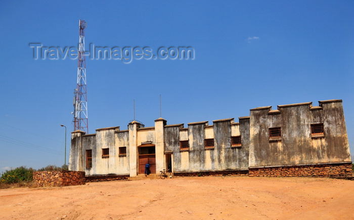 burundi64: Gitega / Kitega, Burundi: old German fort - used by the German governor of Rwanda-Urundi in the late 19th century, now occupied by the local police - antenna - photo by M.Torres - (c) Travel-Images.com - Stock Photography agency - Image Bank