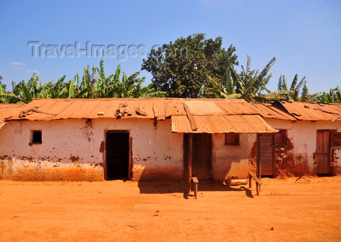 burundi78: Rutana province, Burundi: village dwellings with the usual porch for lazy afternoons protected from the sun - photo by M.Torres - (c) Travel-Images.com - Stock Photography agency - Image Bank