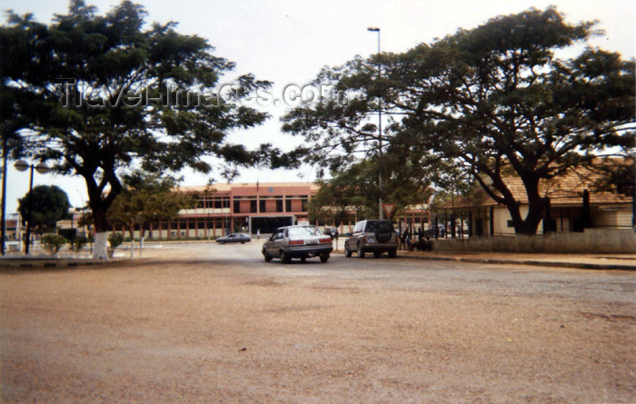 cabinda1: Cabinda - Tchiowa: public building / edifício público (photo by FLEC) - (c) Travel-Images.com - Stock Photography agency - Image Bank