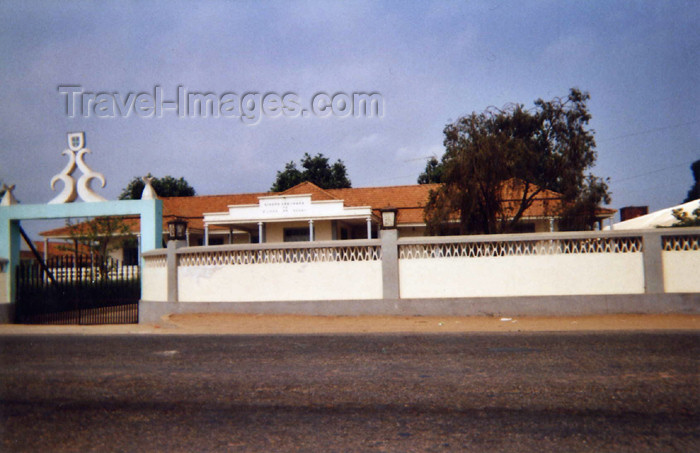 cabinda10: Cabinda - Tchiowa: school / escola (photo by FLEC) - (c) Travel-Images.com - Stock Photography agency - Image Bank