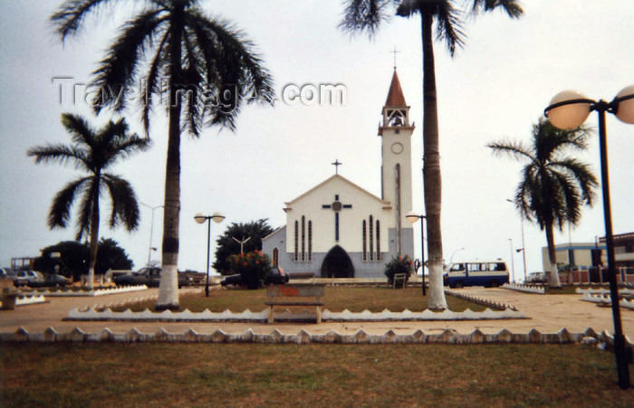 cabinda11: Cabinda - Tchiowa: church square / praça da igreja (photo by FLEC) - (c) Travel-Images.com - Stock Photography agency - Image Bank