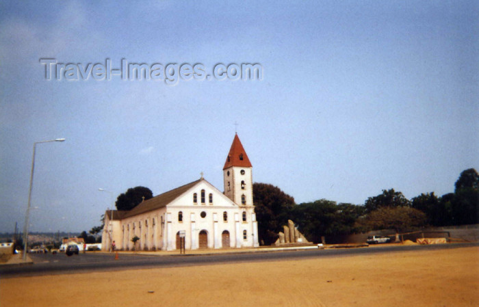 cabinda12: Angola - Cabinda - Tchiowa: Church of the Catholic Mission in Cabinda / missão católica - igreja (photo by FLEC) - (c) Travel-Images.com - Stock Photography agency - Image Bank