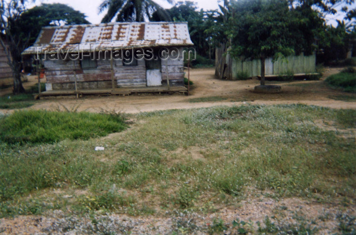 cabinda17: Africa - Cabinda: village houses / casas de aldeia (photo by FLEC) - (c) Travel-Images.com - Stock Photography agency - Image Bank