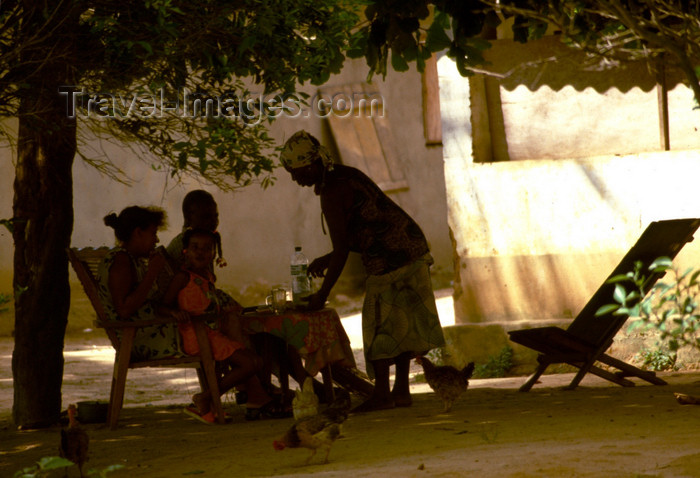 cabinda27: Africa - Cabinda - Tchiowa: refuge in the shade / gozando a sombra - terreiro - photo by F.Rigaud - (c) Travel-Images.com - Stock Photography agency - Image Bank