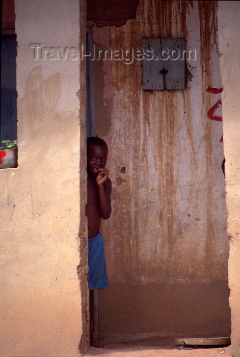 cabinda28: Cabinda - Tchiowa: shy boy / miúdo tímido - photo by F.Rigaud - (c) Travel-Images.com - Stock Photography agency - Image Bank