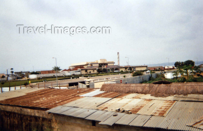 cabinda4: Cabinda - Tchiowa: tin roofs and Cinema Chiloango / telhados de zinco e Cinema Chiloango (photo by FLEC) - (c) Travel-Images.com - Stock Photography agency - Image Bank