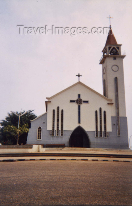 cabinda6: Cabinda - Tchiowa: main church / igreja matriz (photo by FLEC) - (c) Travel-Images.com - Stock Photography agency - Image Bank