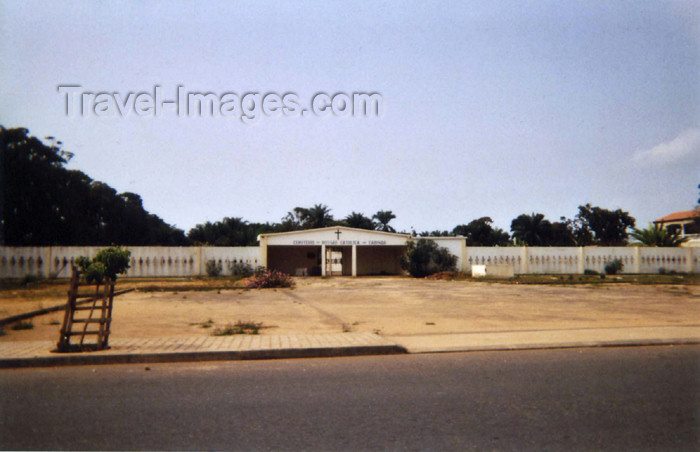 cabinda7: Cabinda - Tchiowa: the cemetery / cemitério (photo by FLEC) - (c) Travel-Images.com - Stock Photography agency - Image Bank