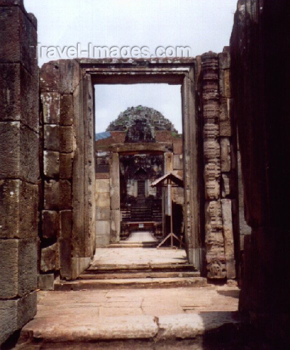 cambodia30: Angkor, Cambodia / Cambodge: Baphuon - imitating Mt. Meru - Angkor Thom - built as the state temple of Udayadityavarman II dedicated to the Hindu God Shiva - photo by Miguel Torres - (c) Travel-Images.com - Stock Photography agency - Image Bank