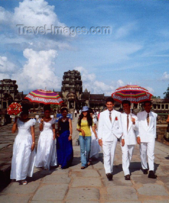 cambodia39: Angkor, Cambodia / Cambodge: Anglor Wat - showing off in the causeway - naga bridge - photo by Miguel Torres - (c) Travel-Images.com - Stock Photography agency - Image Bank