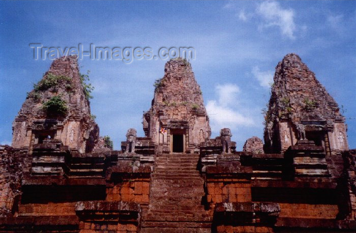 cambodia43: Angkor, Cambodia / Cambodge: Pre Rup - built as the state temple of king Rajendravarman - It is a temple mountain of combined brick, laterite and sandstone construction - photo by Miguel Torres - (c) Travel-Images.com - Stock Photography agency - Image Bank