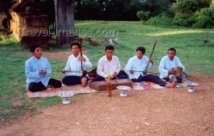 cambodia46: Angkor, Cambodia / Cambodge: Phnom Bakeng - traditional musicians - handicaped by land mines - photo by Miguel Torres - (c) Travel-Images.com - Stock Photography agency - Image Bank