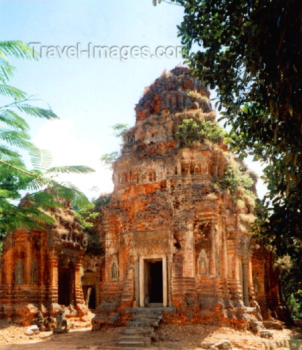 cambodia77: Angkor, Cambodia / Cambodge: Lolei - Roluos group - built in the late 9th century under Yasovarman I - photo by Miguel Torres - (c) Travel-Images.com - Stock Photography agency - Image Bank