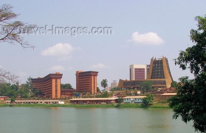 cameroon28: Yaoundé, Cameroon: skyline - Municipal Lake and government buildings - photo by B.Cloutier - (c) Travel-Images.com - Stock Photography agency - Image Bank