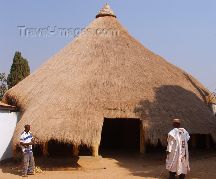 cameroon36: N'Gaoundéré, Cameroon: one of the Lamido's thatched roof huts - photo by B.Cloutier - (c) Travel-Images.com - Stock Photography agency - Image Bank