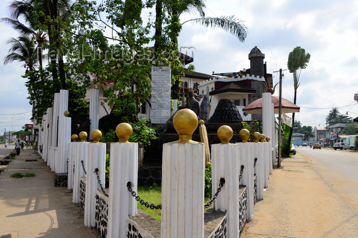 cameroon49: Cameroon, Douala: Mukanda Palace, Mukanda Duala, Château Mukanda - built by Prince Dika Akwa Nya Bonambella, XX century anthropologist, historian, lawyer and politician, grandson of King Dika Akwa XI - photo by M.Torres - (c) Travel-Images.com - Stock Photography agency - Image Bank