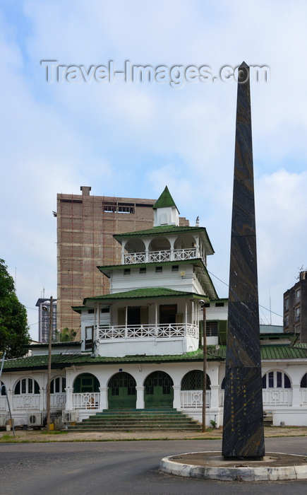 cameroon5:  Cameroon, Douala: the Pagoda, Palace of the Kings Bell and stone obelisk, the Sud-Obelisk, by Faouzi Laataris, erected for the SUD Salon Urbain de Douala - Government Square - administrative quarter, Bonanjo - photo by M.Torres - (c) Travel-Images.com - Stock Photography agency - Image Bank