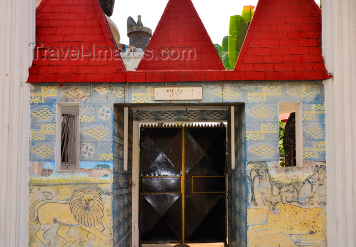 cameroon50: Cameroon, Douala: western gate at the Mukanda Palace, Château Mukanda - red roof and ethnic Bamiléké ornamentation - Le Château de Bonambela - photo by M.Torres - (c) Travel-Images.com - Stock Photography agency - Image Bank