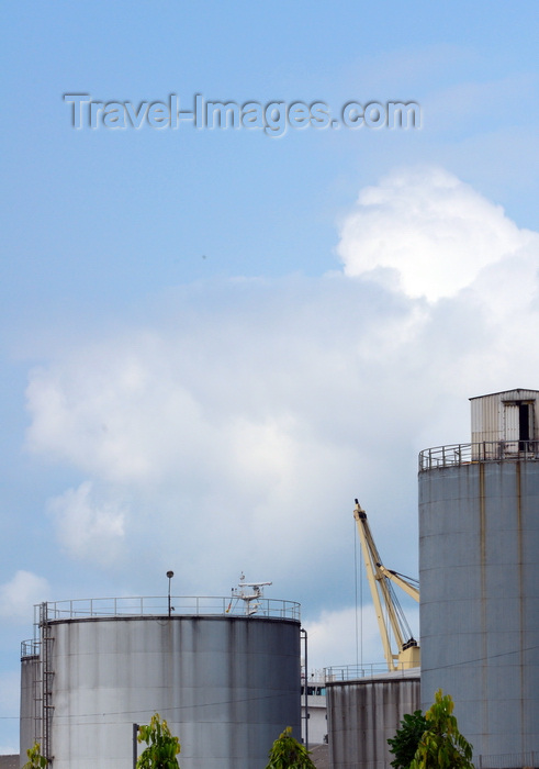 cameroon53: Cameroon, Douala: oil industry - fuel storage tanks in Douala harbor - tank farm, crane and ship in the background - Boulevard du Général Leclerc 27 Août 1940 - photo by M.Torres - (c) Travel-Images.com - Stock Photography agency - Image Bank