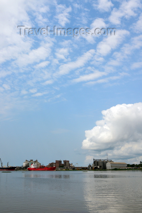 cameroon58: Cameroon, Douala: harbor scene - freighter ship and port installations in the Wouri river estuary - silos and warehouses - Douala harbor handles most of the country's imports and exports - photo by M.Torres - (c) Travel-Images.com - Stock Photography agency - Image Bank