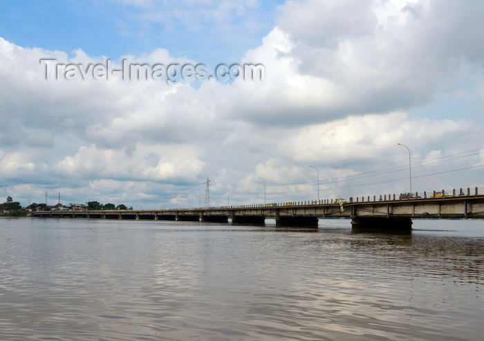 cameroon59: Cameroon, Douala: Bonaberi Bridge - concrete beam structure over the Wouri river estuary - photo by M.Torres - (c) Travel-Images.com - Stock Photography agency - Image Bank