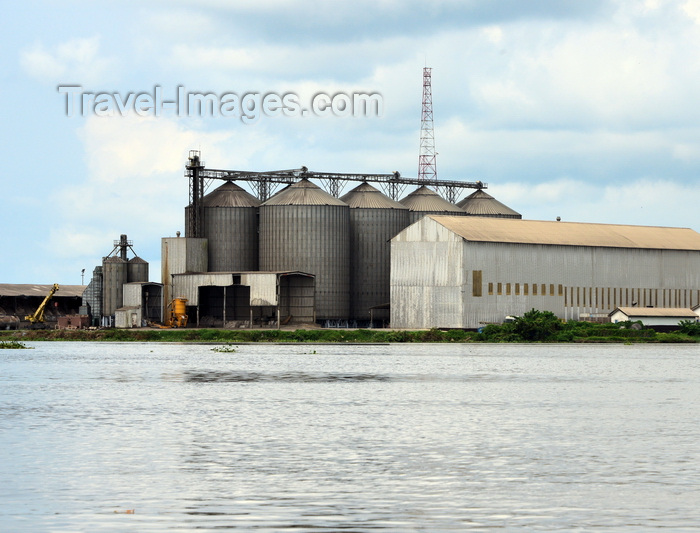cameroon60: Cameroon, Douala: harbor scene - grain bins - grain terminal with its grain Elevator - silos and warehouses at the port - Douala harbor handles most of the country's imports and exports - Bonaberi side - photo by M.Torres - (c) Travel-Images.com - Stock Photography agency - Image Bank