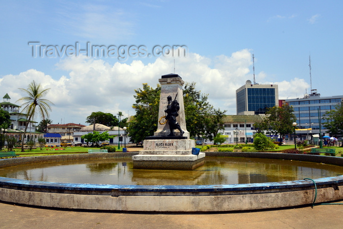 cameroon64: Cameroon, Douala: colonial heart of the city, the Government Square with a pond and the 1919 French monument honouring the death of World War I -  Place du Gouvernement, Le monument aux Morts - photo by M.Torres - (c) Travel-Images.com - Stock Photography agency - Image Bank
