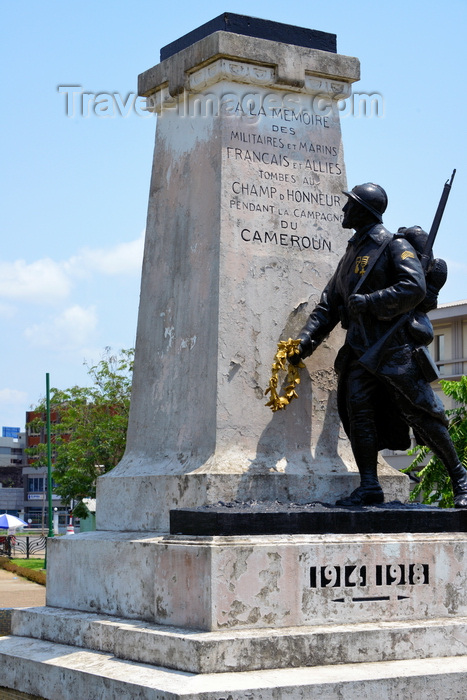 cameroon65: Cameroon, Douala: Government Square with the 1919 French monument honouring those fallen for France and the Allies in the Cameroon campaign of World War I - obelisk and statue of French sargeant - Place du Gouvernement, Le monument aux Morts - photo by M.Torres - (c) Travel-Images.com - Stock Photography agency - Image Bank
