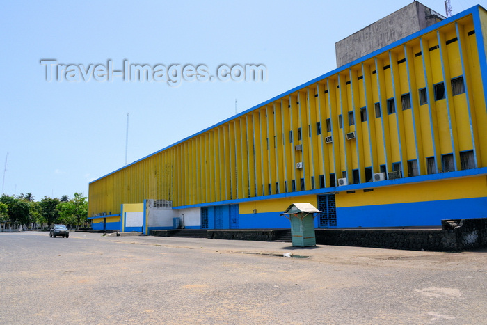 cameroon71: Cameroon, Douala: yellow and blue building of the Bonanjo Central Post Office - colonial heart of the city, the Government Square - architect Henri-Jean Calsat - Place du Gouvernement, Poste Centrale - photo by M.Torres - (c) Travel-Images.com - Stock Photography agency - Image Bank