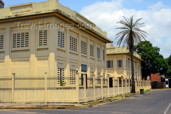 cameroon72: Cameroon, Douala: Palace of Justice - French colonial architecture on Government Square - Court of Appeal of the Littoral province - 1er arrondissement, Bonanjo - photo by M.Torres - (c) Travel-Images.com - Stock Photography agency - Image Bank